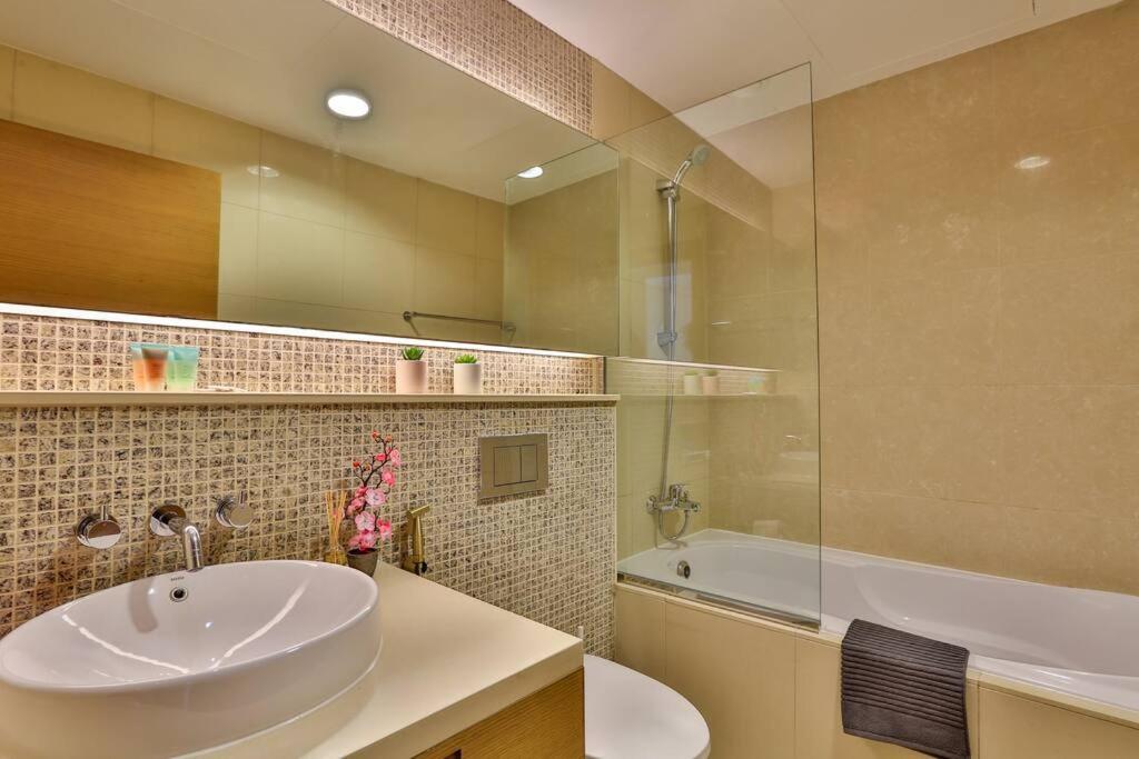 Appartamento Lux 1Br 2 Min To Burj Khalifa Dubai Esterno foto